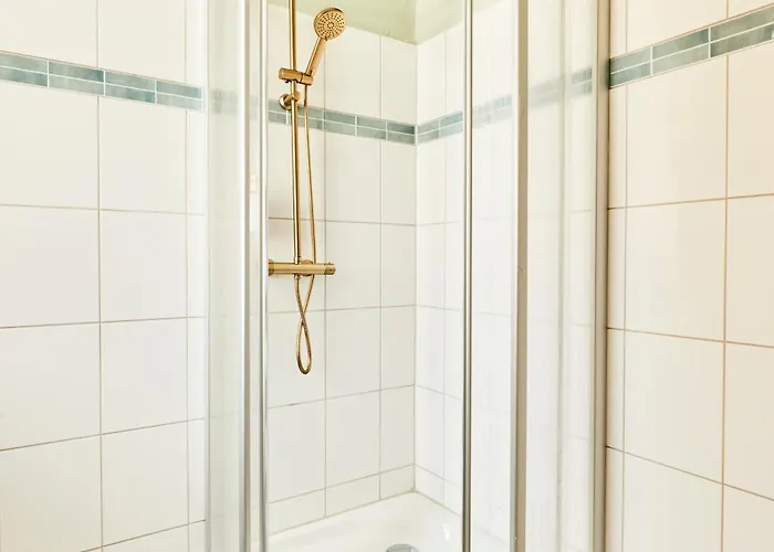 Olive - Scandi - Kingsize - Free Parking *